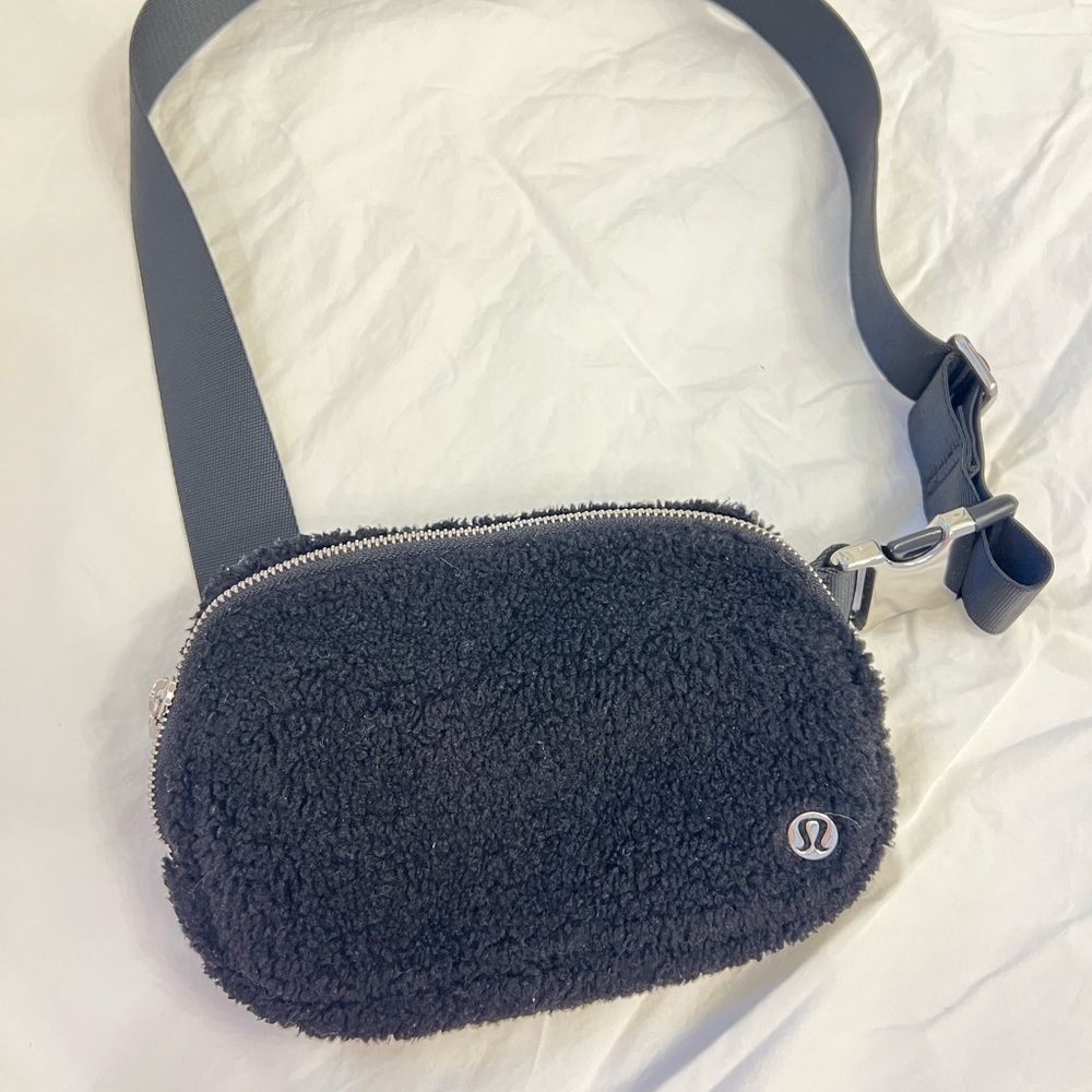 Lululemon Everywhere Bag in Black Sherpa - Picture 3 of 7